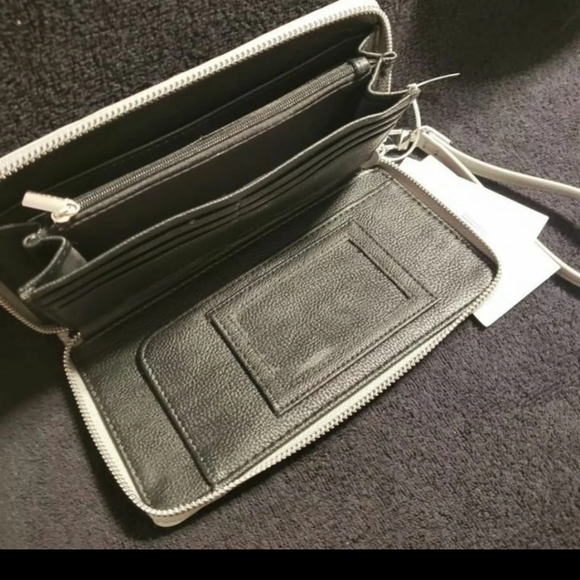 Betsey Johnson crossover purse with matching walle - Picture 4 of 4